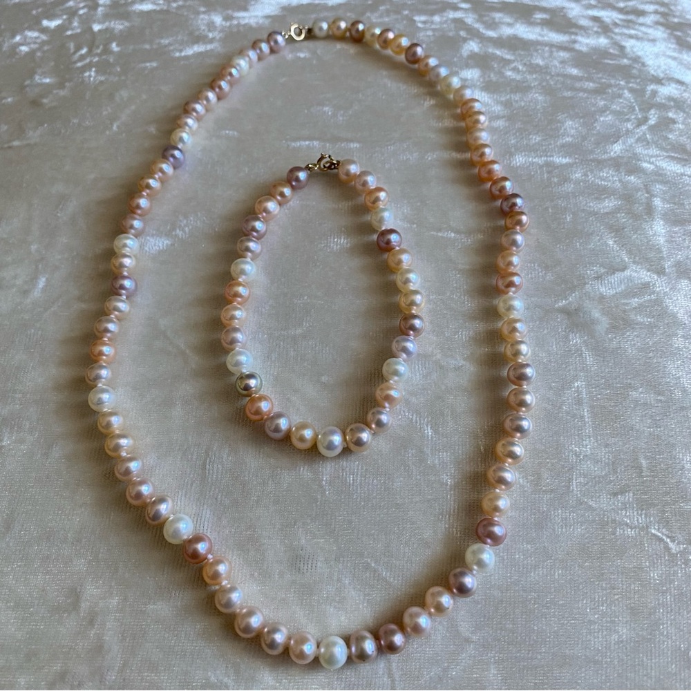 Pearl Necklace and Bracelet 14 karat gold clasp.